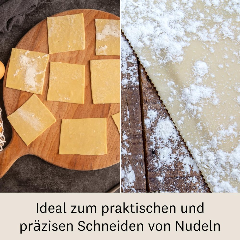 Feuilles de pâtes carrées saupoudrées de farine sur planche en bois et table rustique.