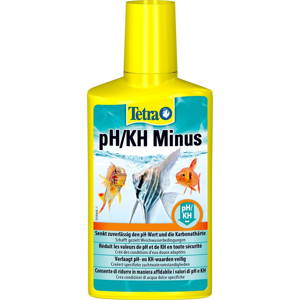 Tetra pH/KH Minus Flasche mit drei Fischen im Wasser