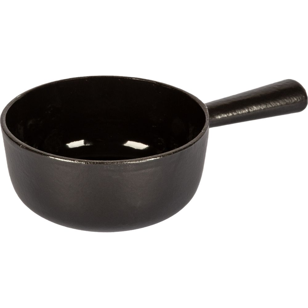 Eine schwarze Schüssel mit Griff, freigestellt auf weißem Hintergrund.
