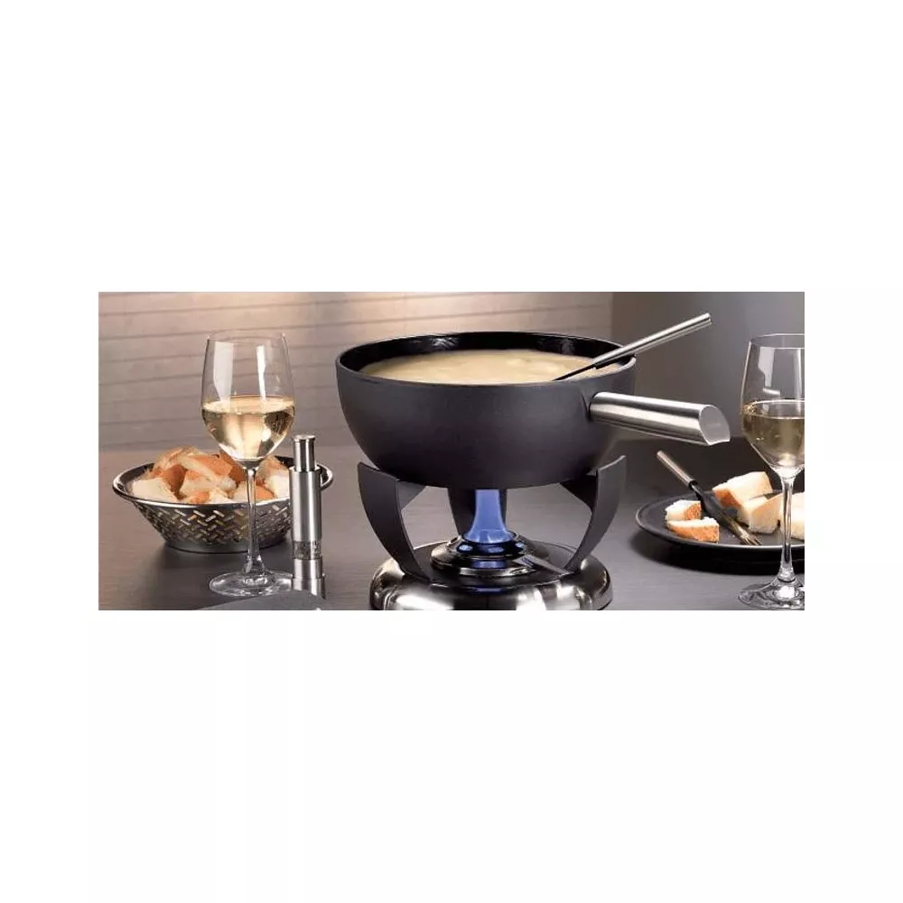 Ein Käsefondue-Topf über einer blauen Flamme mit Brot und Wein daneben.