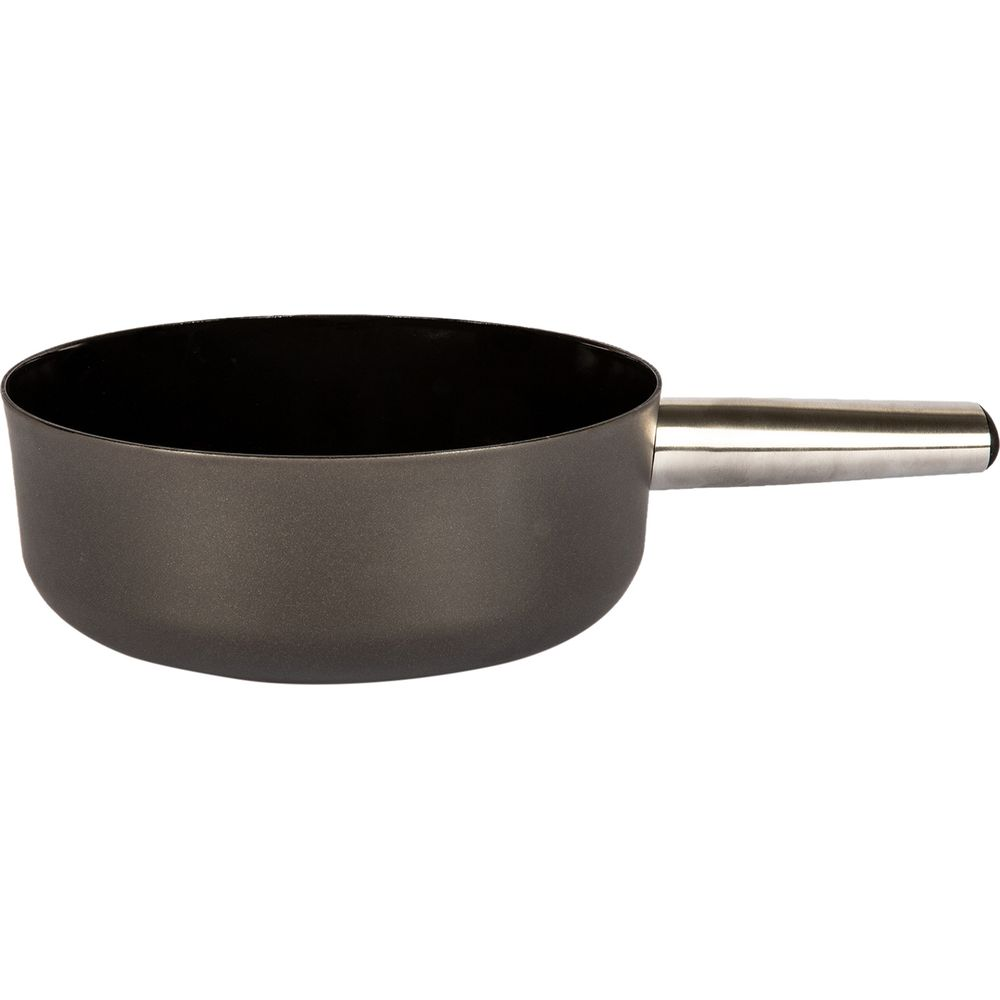 Une casserole ronde foncée avec un long manche argenté sur fond blanc.