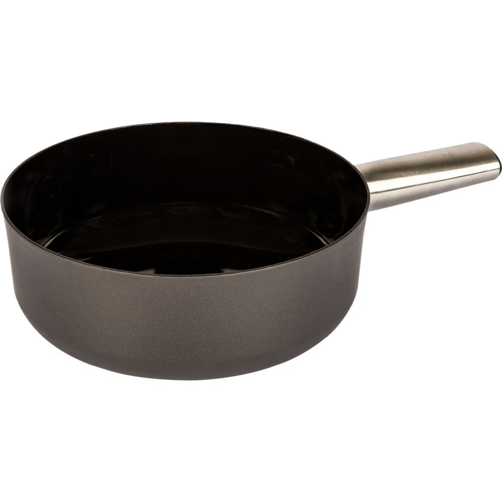 Casserole grise avec manche argenté sur fond blanc.