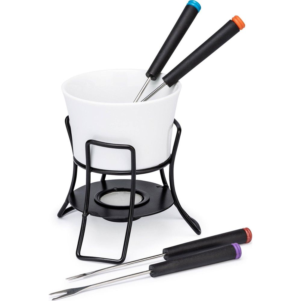 Ein weißer Fondue-Topf auf einem schwarzen Ständer mit vier Fonduegabeln.