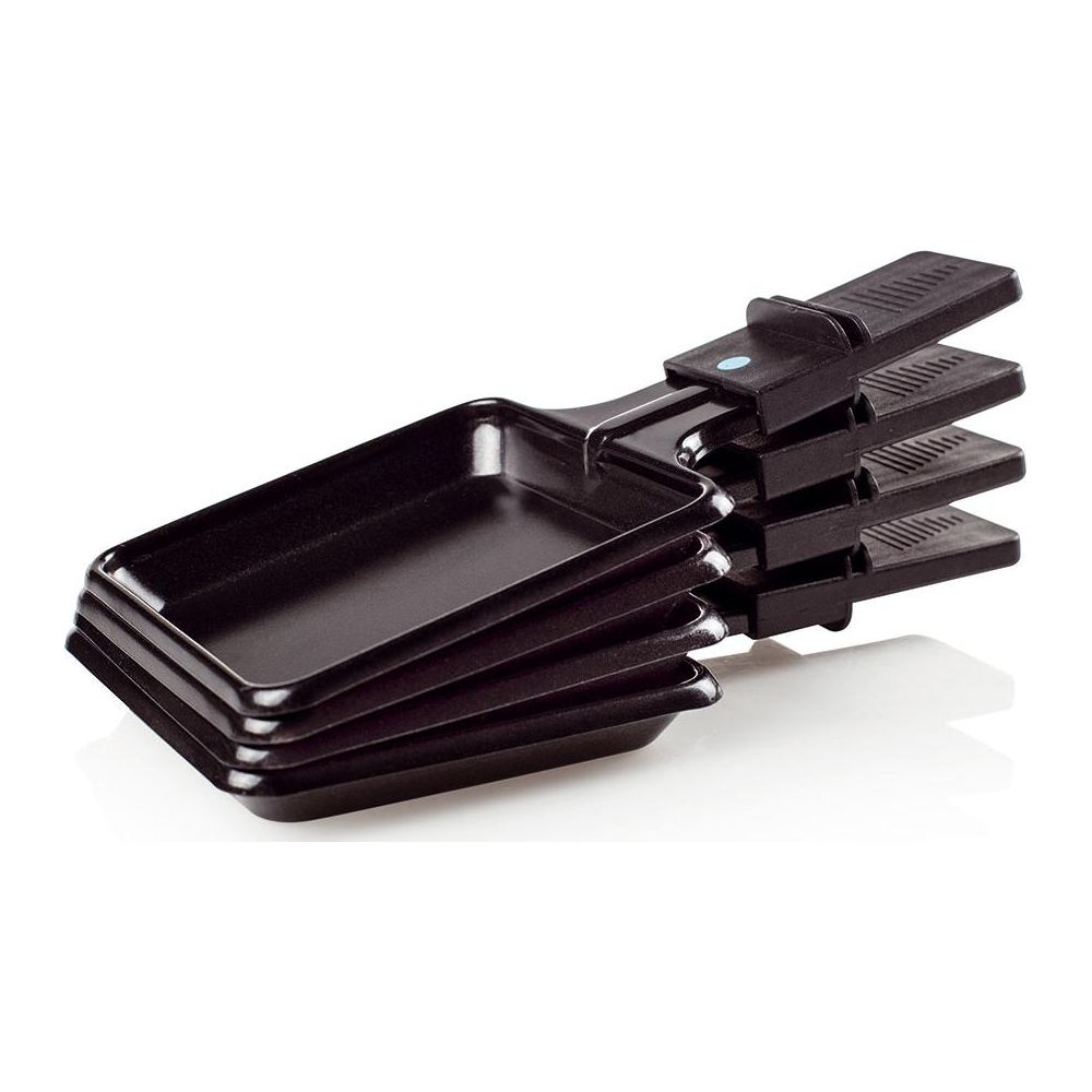 Quattro padelle nere per raclette impilate su sfondo bianco.