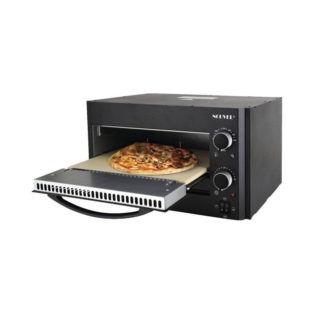 Un four à pizza noir avec une pizza sur une pierre à l'intérieur. Le plateau extractible est sorti.