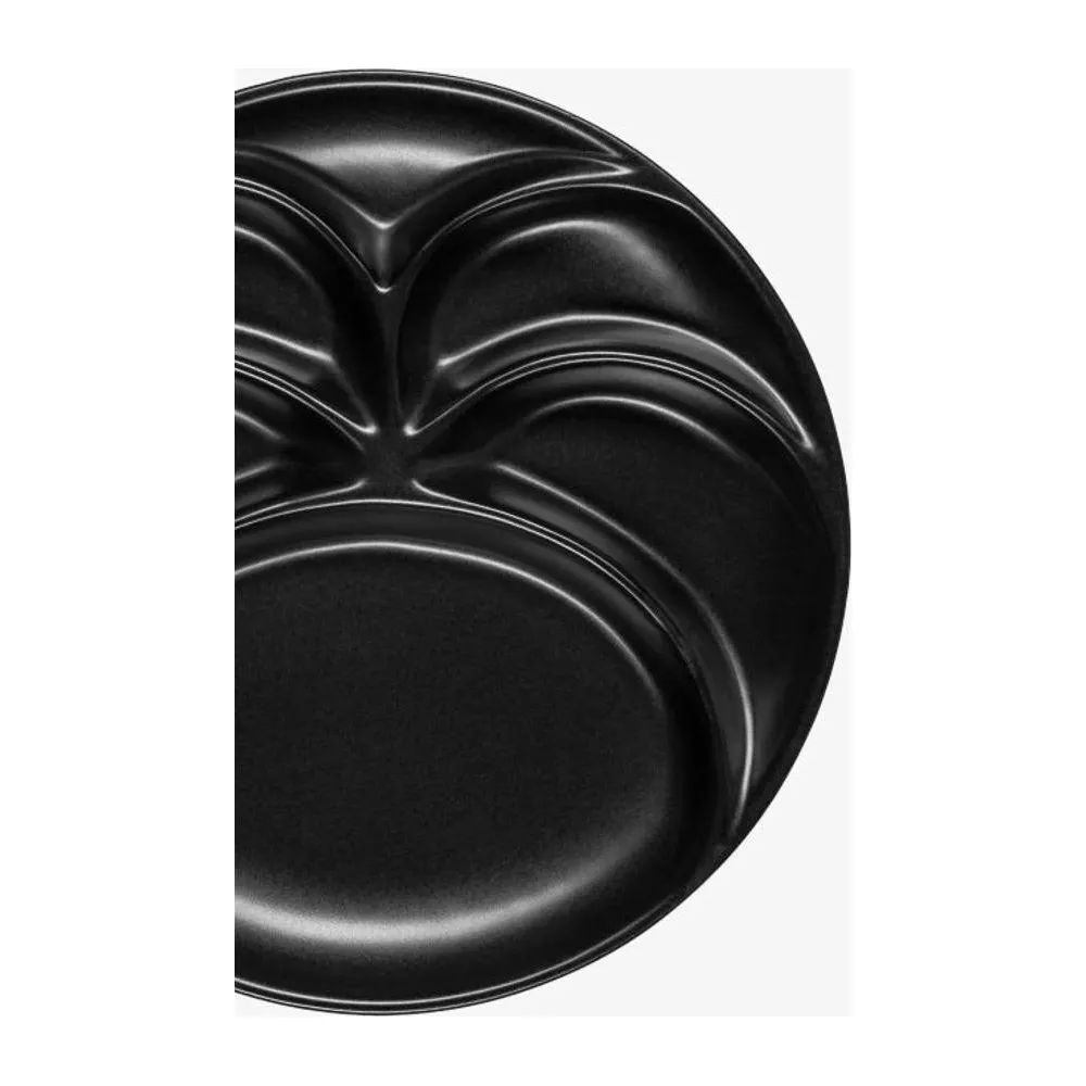 Eine schwarze Servierplatte mit vier Fächern.