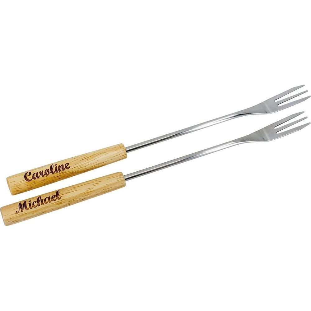 Zwei Fonduegabeln aus Metall mit Holzgriffen, personalisiert mit Namen.