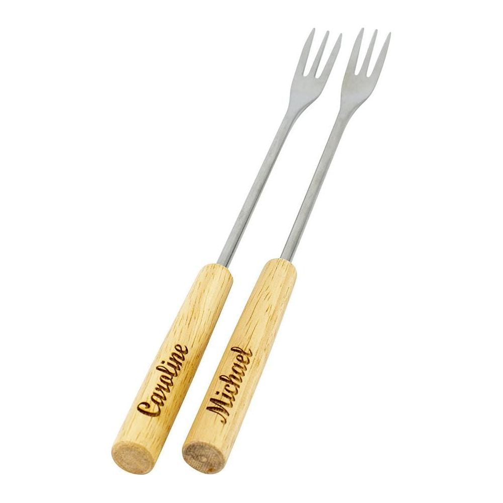 Zwei Fonduegabeln mit Holzgriffen, personalisiert mit Namen.
