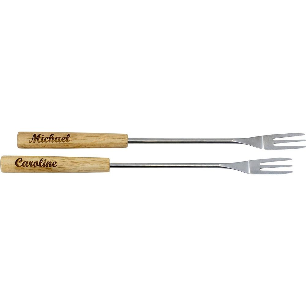 Zwei Metall-Fonduegabeln mit Holzgriffen, graviert mit 'Michael' und 'Caroline'.