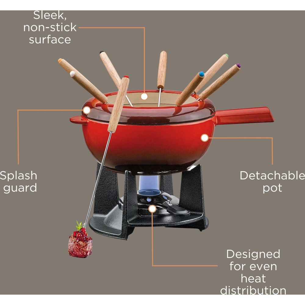 Ein roter Fonduetopf mit Holzgabeln auf einem schwarzen Ständer mit blauer Flamme.