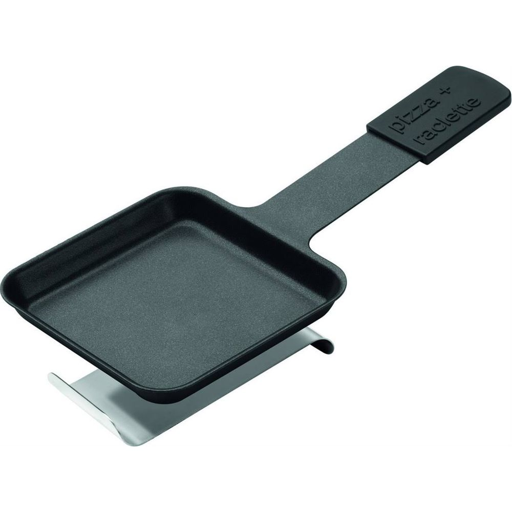 Una padella nera per pizza e raclette con supporto in metallo.