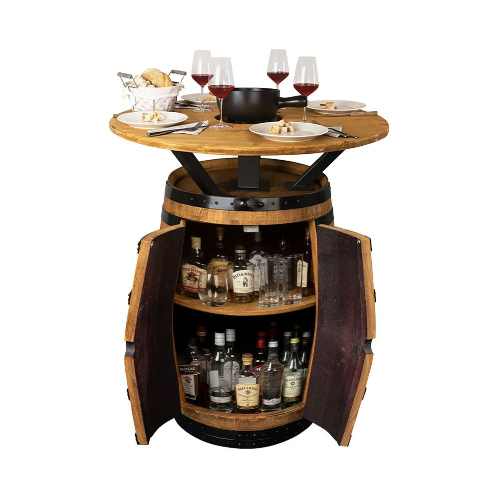 Une table ronde sur un baril de vin avec des portes ouvertes, exposant des bouteilles et des verres.