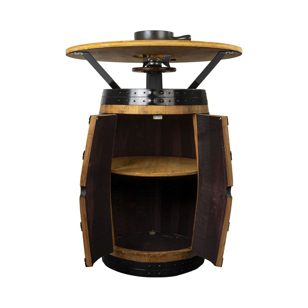 Un meuble bar en tonneau de whisky avec un plateau rond en bois et des portes ouvertes révélant des étagères.