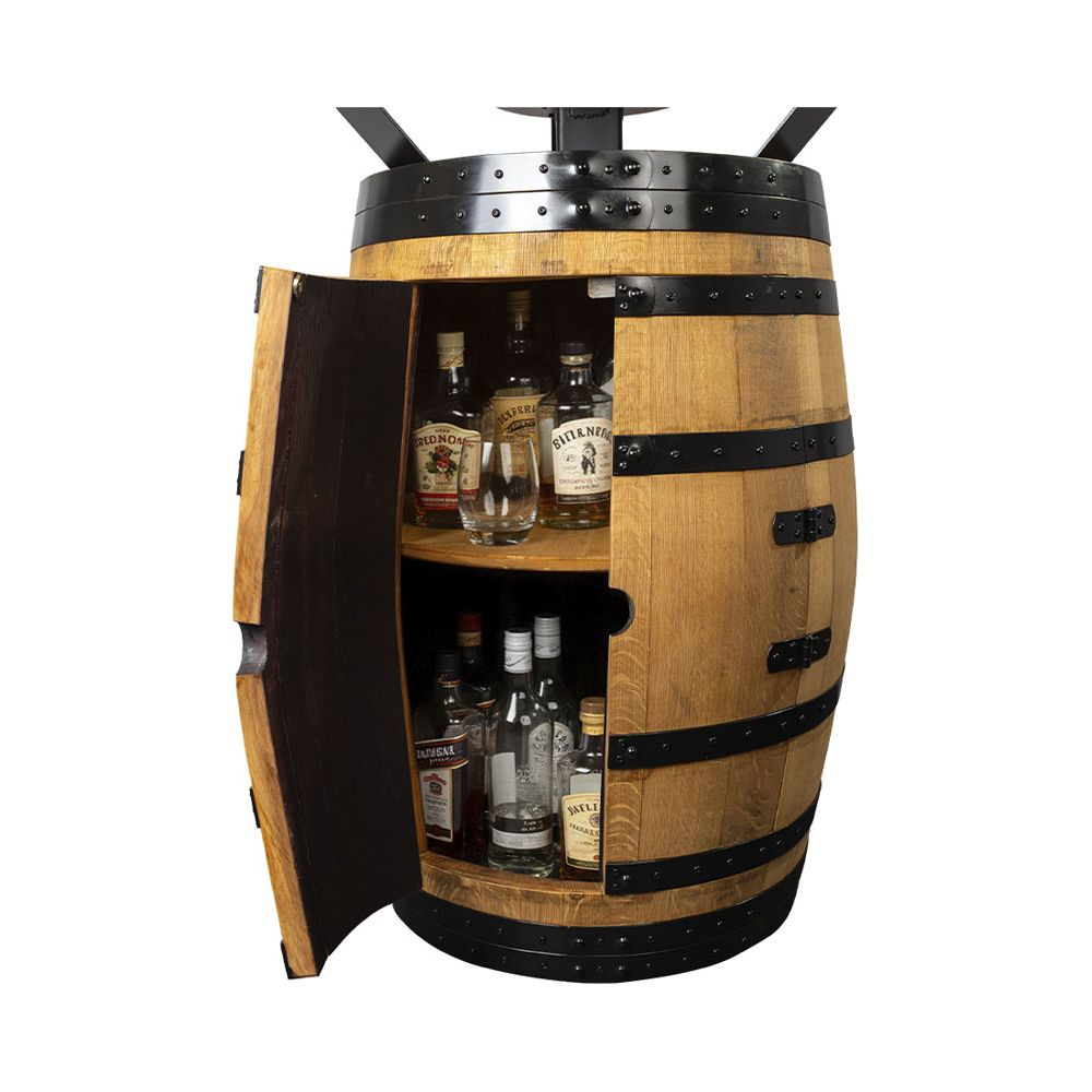 Baril de chêne avec porte ouverte, montrant des étagères garnies de bouteilles et un verre.