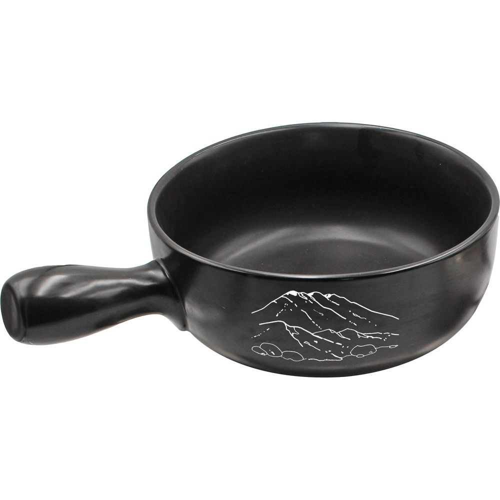 Schwarze Schüssel mit Griff und Bergmotiv.