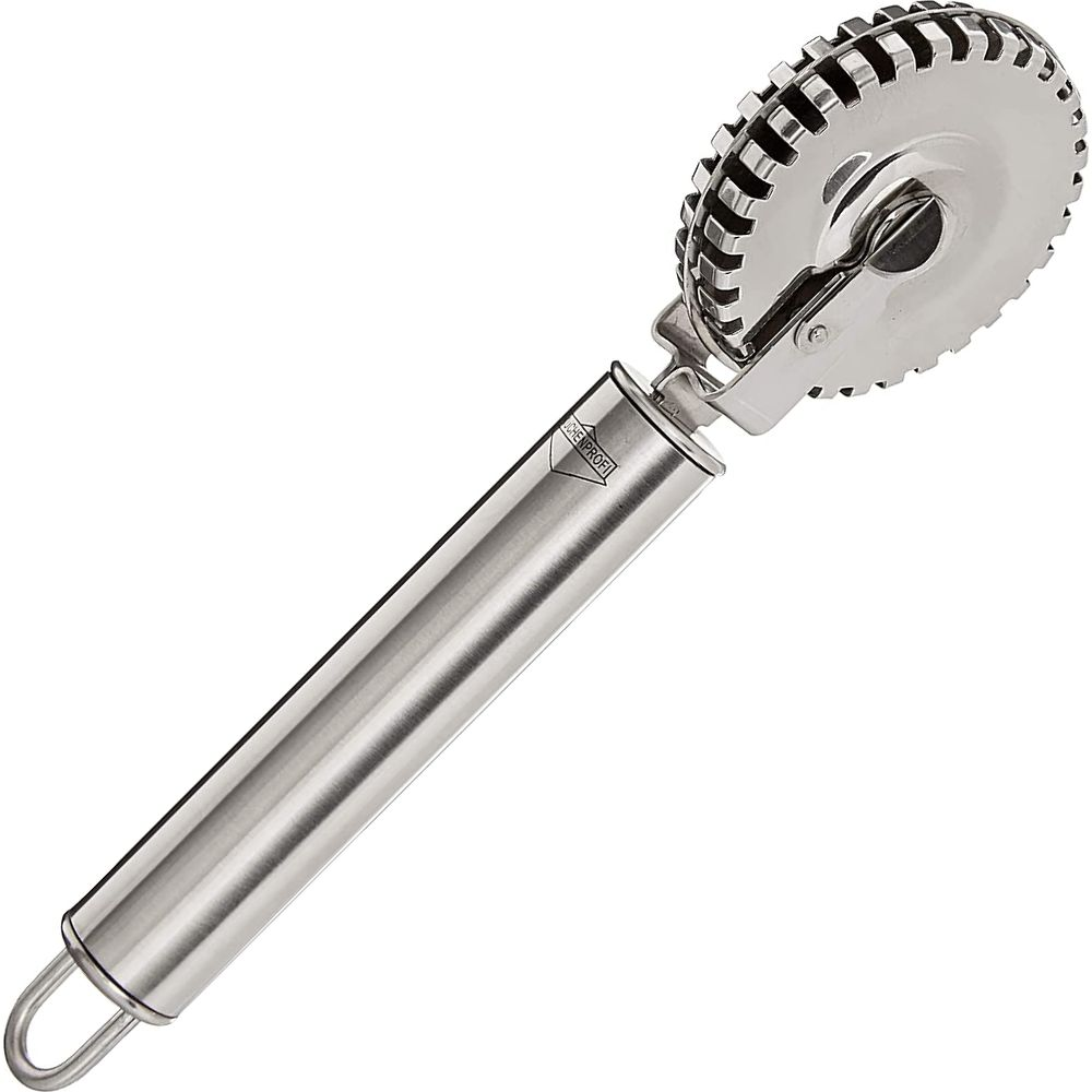 Roulette à raviolis en acier inoxydable avec long manche et roue dentée.