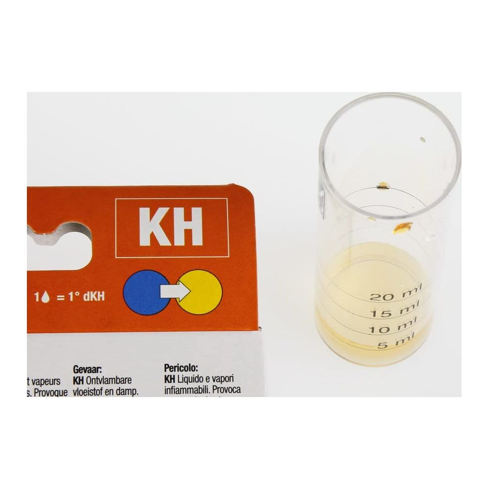 Una scatola arancione con "KH" e un misurino con liquido giallo.