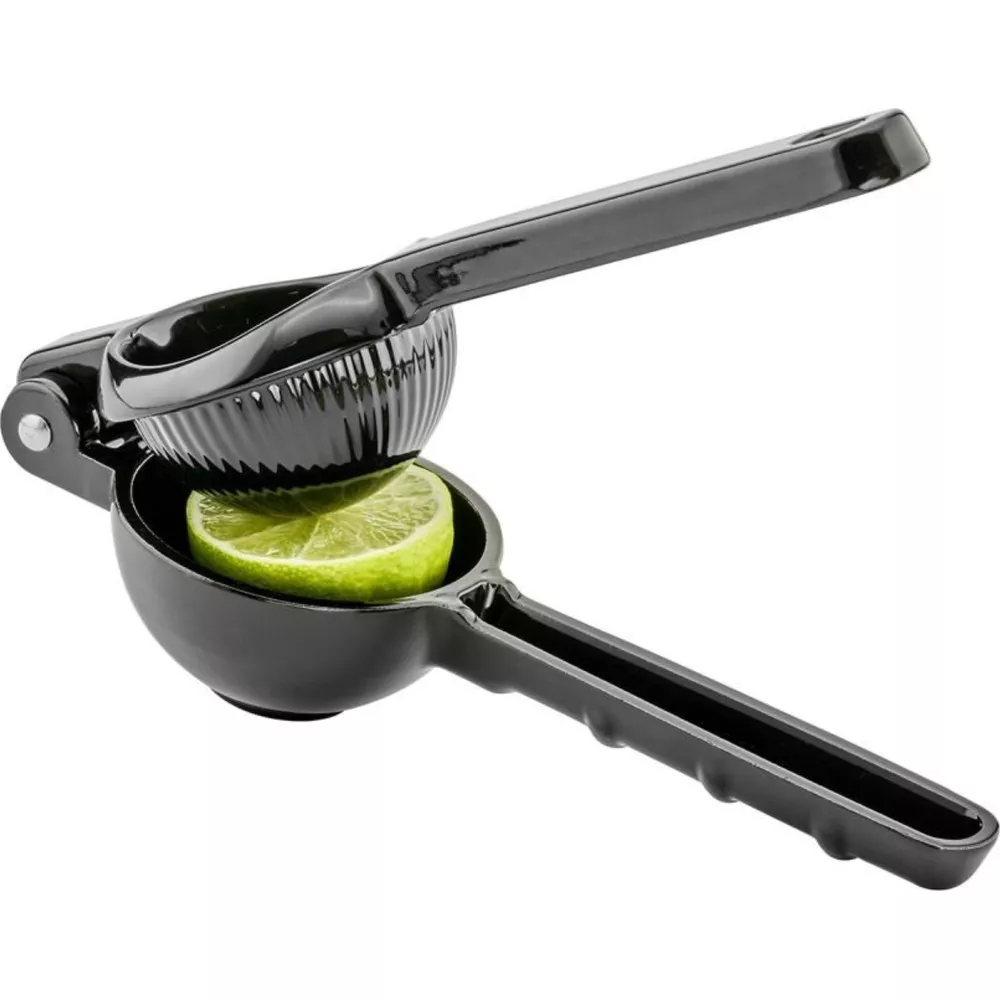 Ein schwarzer Zitruspresse mit einem Limettenstück.