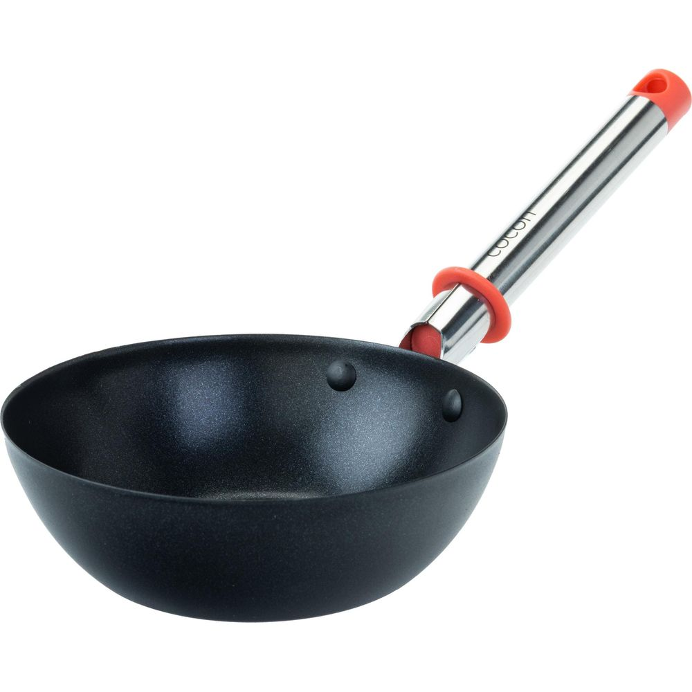 Eine schwarze kleine Pfanne mit einem silbernen Griff und roten Akzenten.