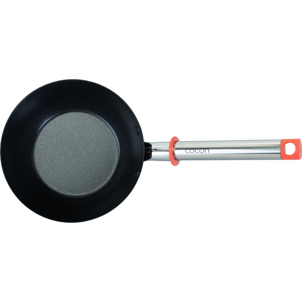 Schwarze Bratpfanne mit silbernem Griff und orangenem Akzent, auf weißem Hintergrund.