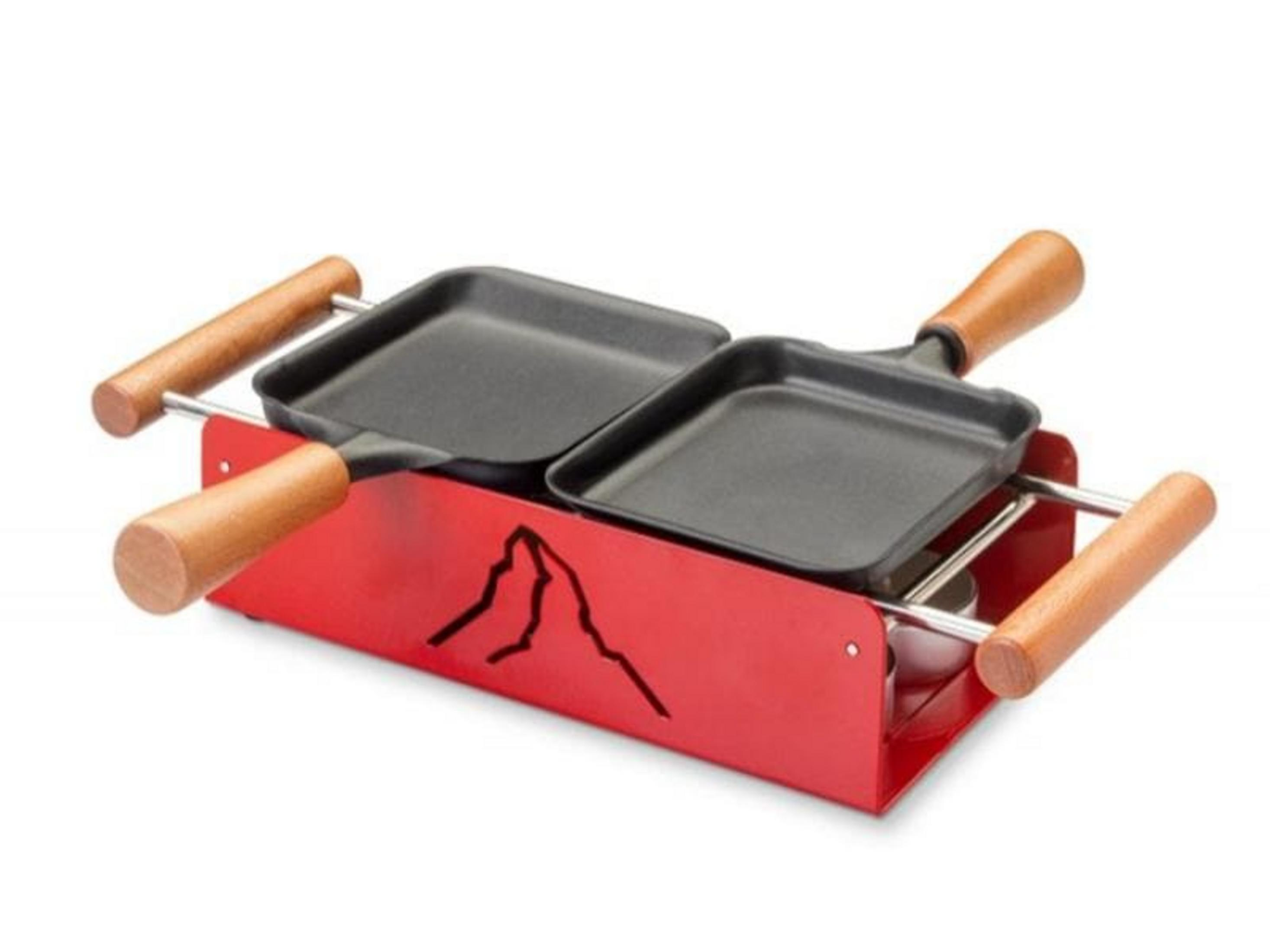 Una griglia per raclette rossa con due padelle nere e manici in legno.
