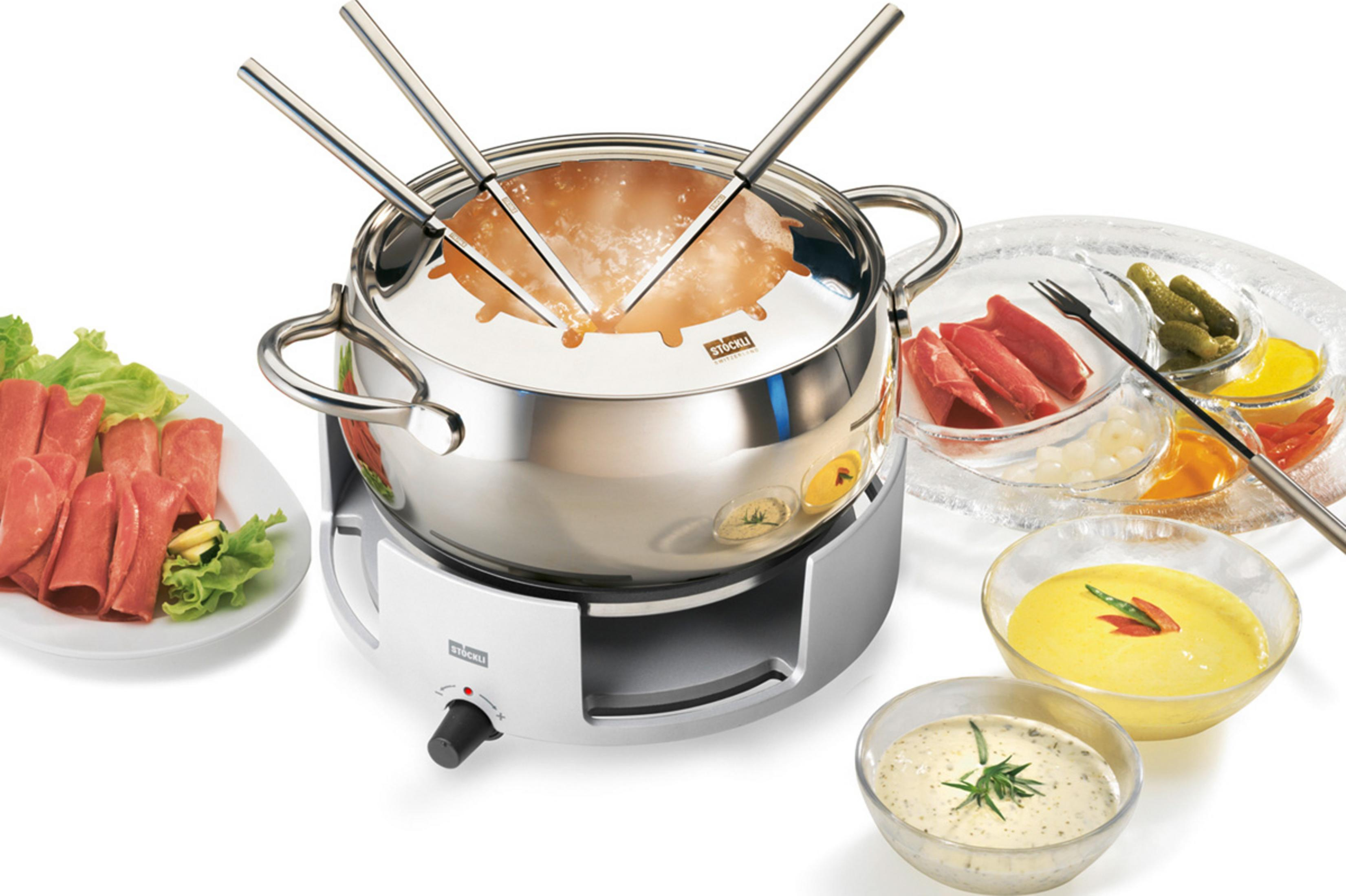Fondue-Set mit Fleisch, Beilagen, Saucen und Käsefondue.