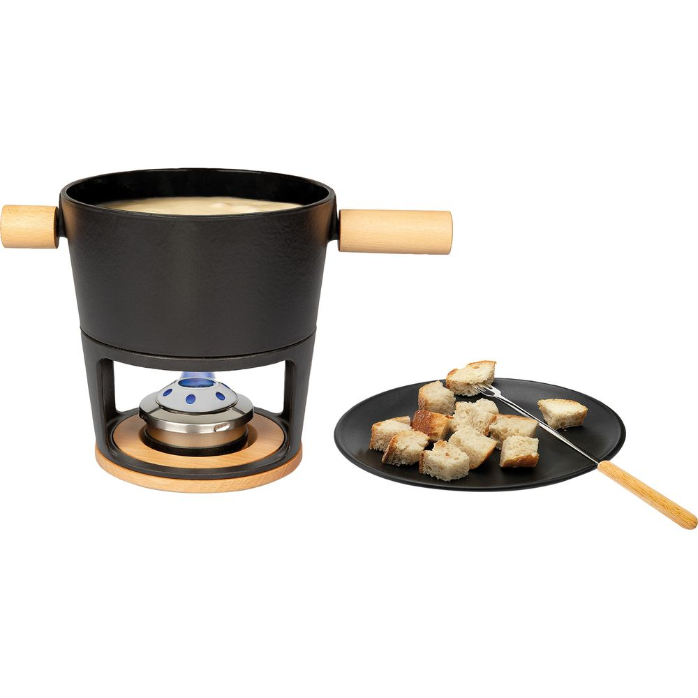 Service à fondue noir avec poignées en bois, brûleur à flamme bleue en dessous. Assiette de cubes de pain et fourchette à côté.