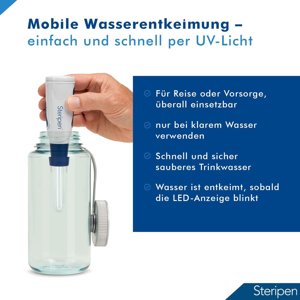 SteriPen UV-Gerät in Hand über Wasserflasche; zur Wasserentkeimung.