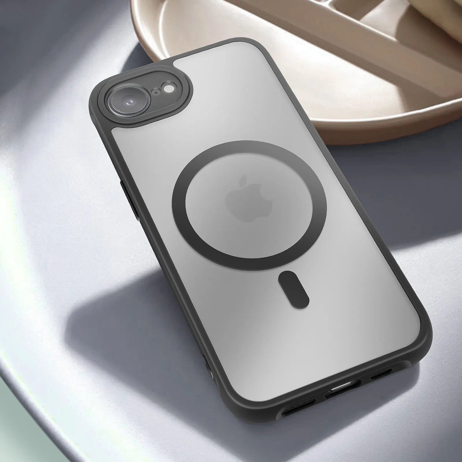 Une coque de téléphone transparente avec bordure noire et cercle MagSafe.