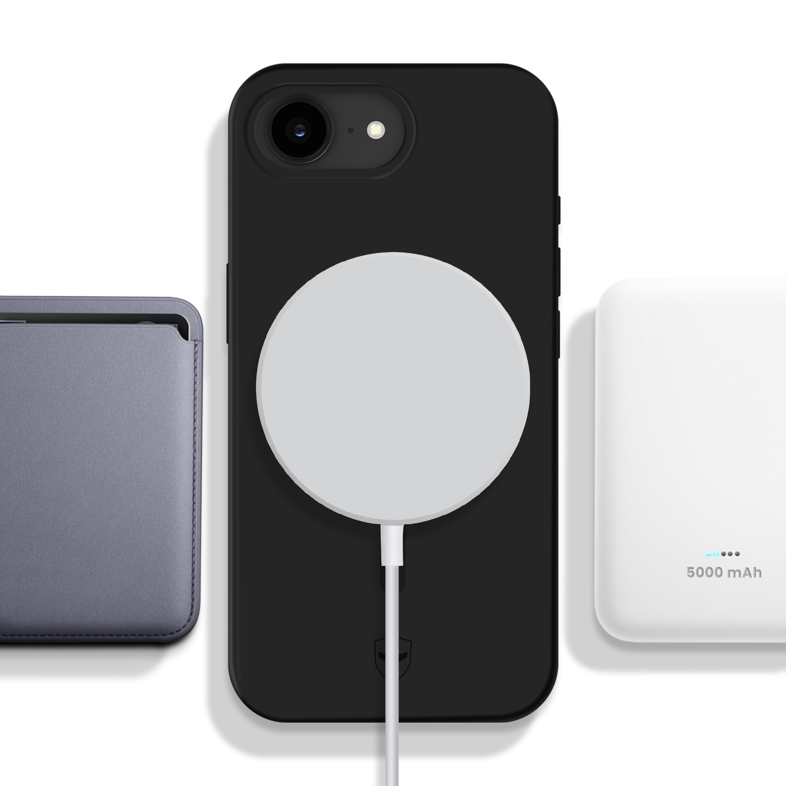 Een zwarte iPhone met MagSafe-oplader, naast een grijze hoes en een witte powerbank.