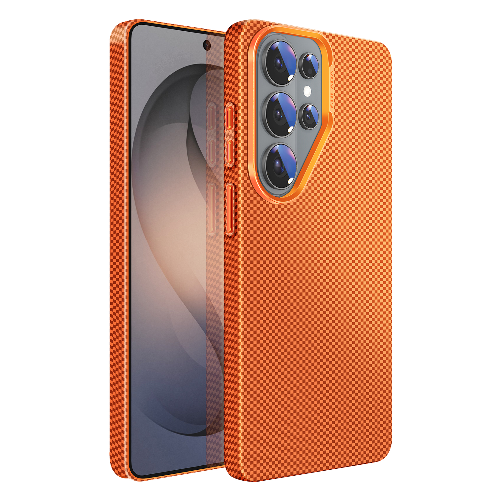 Custodia per telefono arancione a scacchi con quattro fotocamere su sfondo bianco.