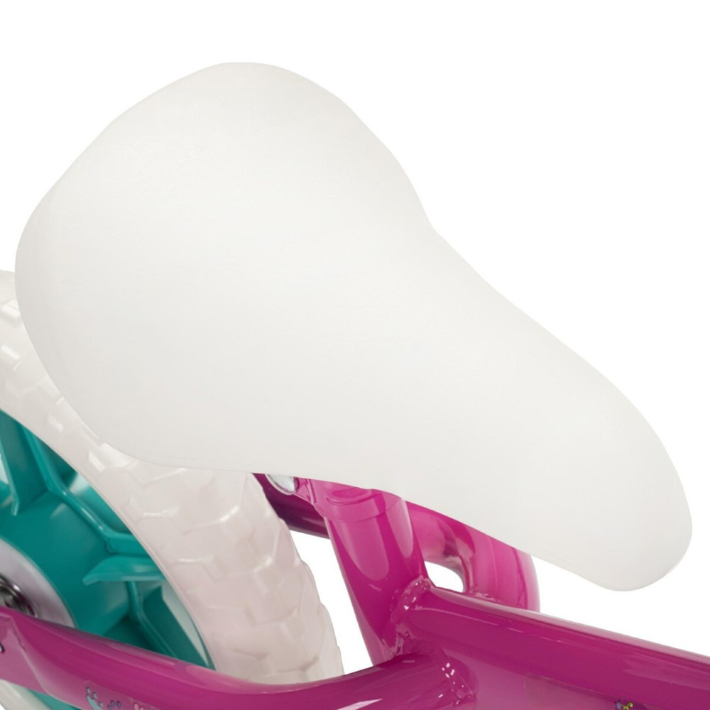 Zbliżenie białego siodełka rowerowego na różowej ramie z turkusowo-białym kołem.