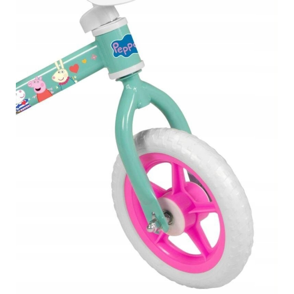 Turkusowa rama rowerka biegowego z grafiką Świnki Peppy i białym kołem z różową obręczą.