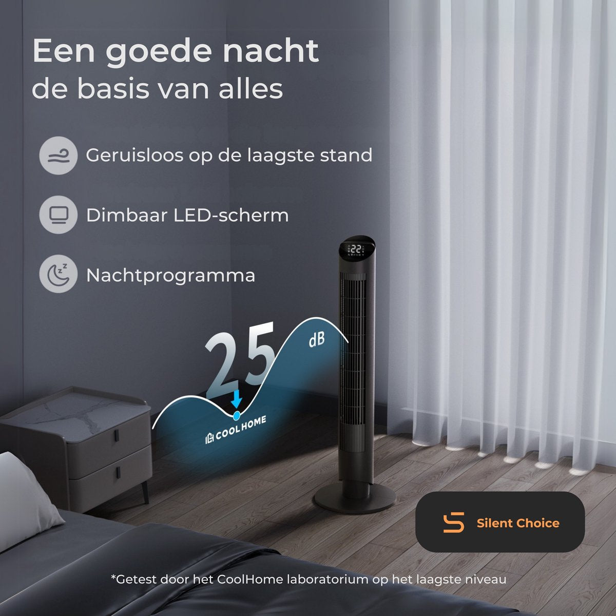 Een slanke zwarte ventilator staat naast een nachtkastje in een slaapkamer. 25 dB.