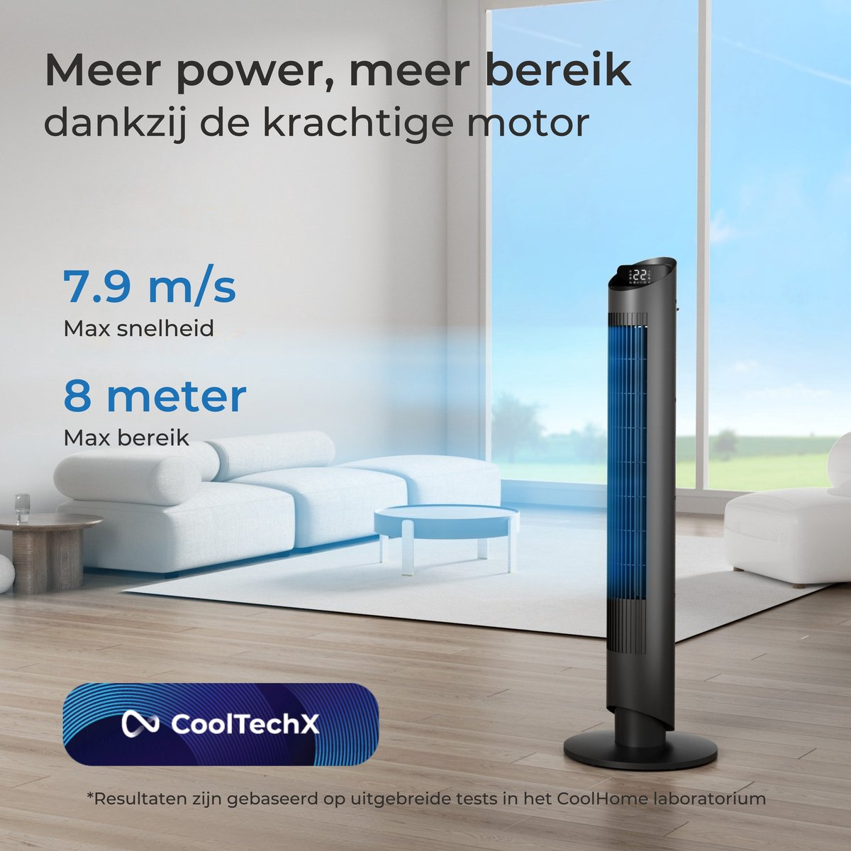 Een slanke zwarte torenventilator met blauwe lamellen in een moderne woonkamer.