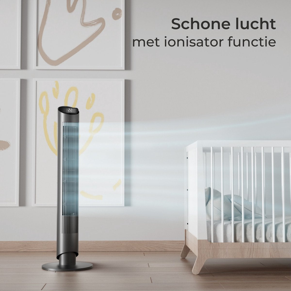 Een hoge, donkergrijze torenventilator staat naast een wit babybedje. Lucht stroomt uit de ventilator.