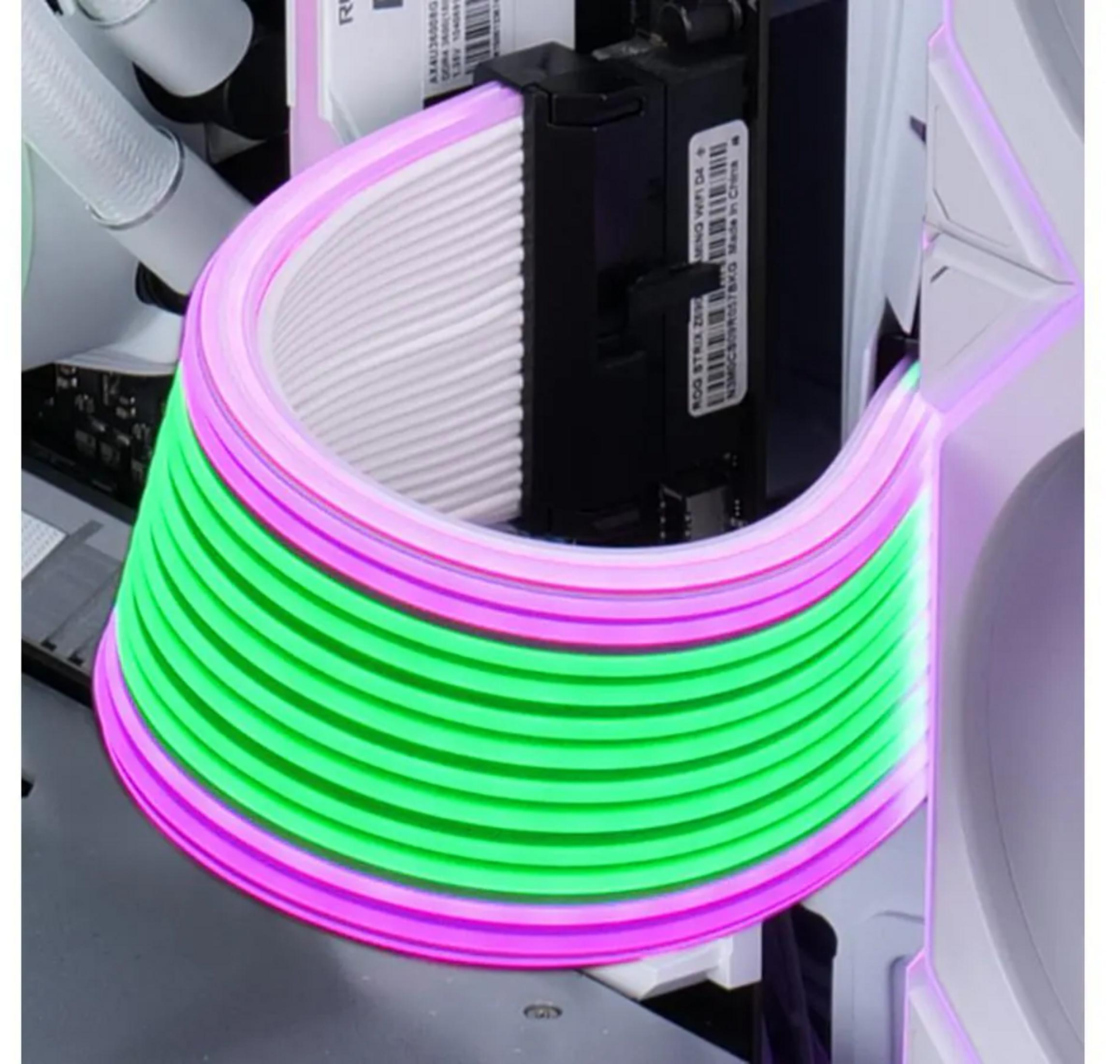 Siyah bir konektöre bağlı yeşil ve pembe ışıklı bir PC kablosu.