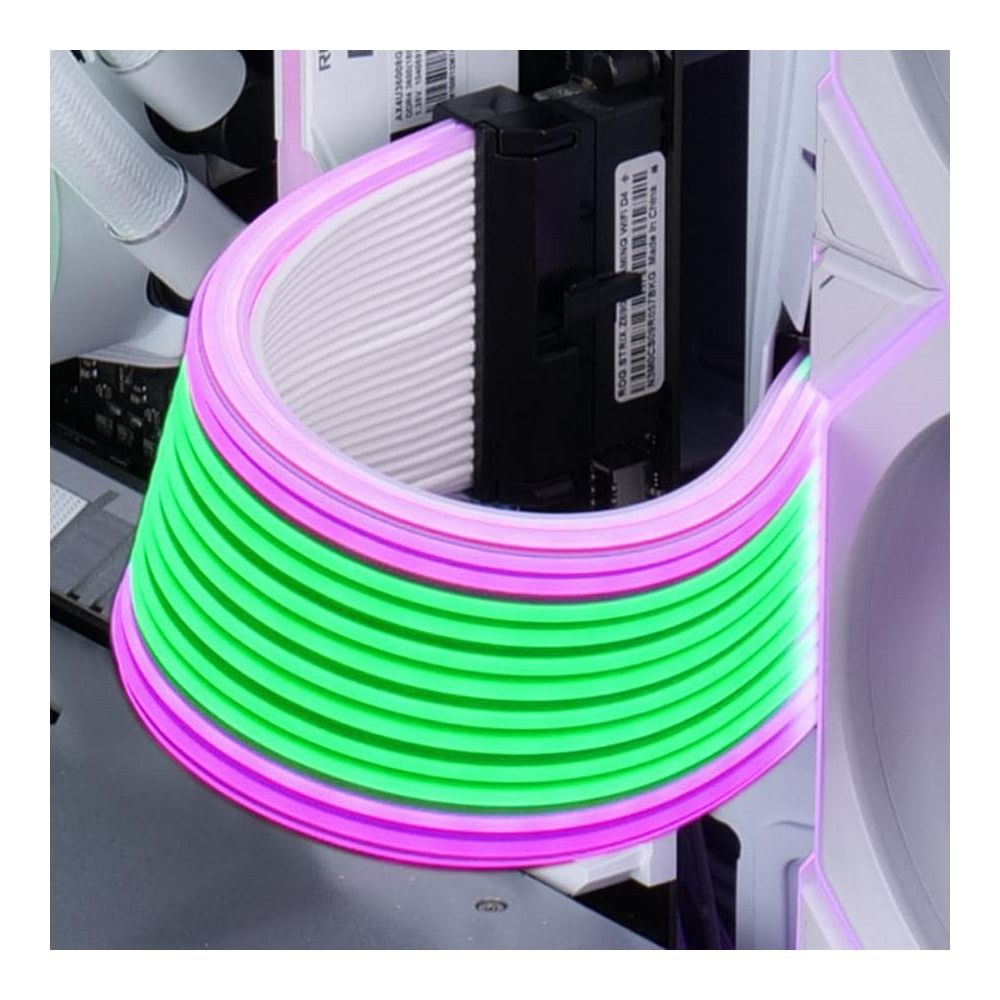 Yeşil ve mor LED aydınlatmalı PC kablosu, döngü şeklinde bükülmüş.