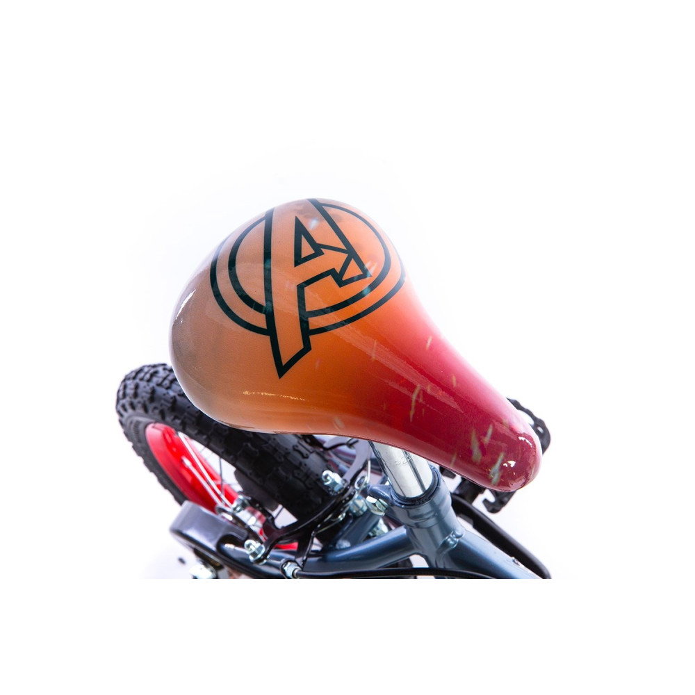 Siedzisko rowerowe z logo Avengers, pomarańczowe i czerwone, na białym tle.