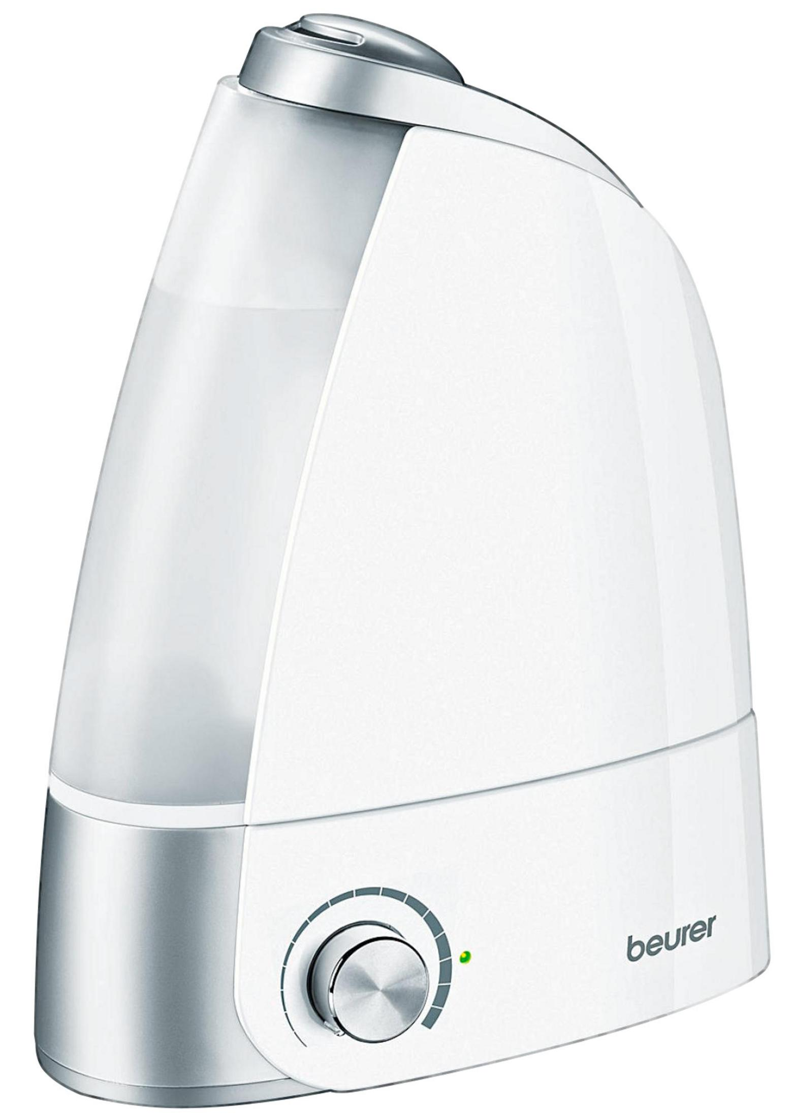 Un humidificador blanco con base plateada y mando giratorio.