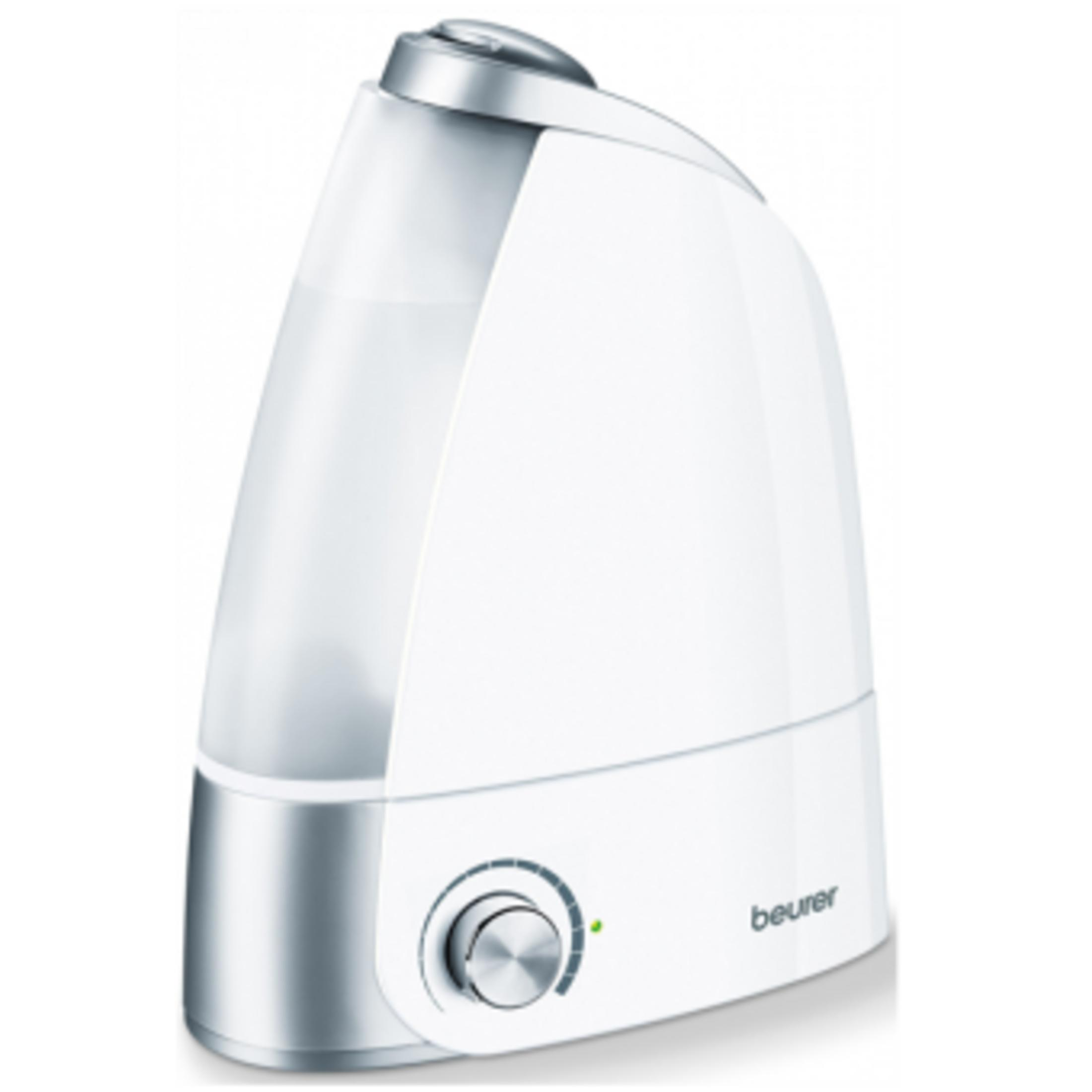 Un humidificador blanco con detalles plateados y un dial giratorio.