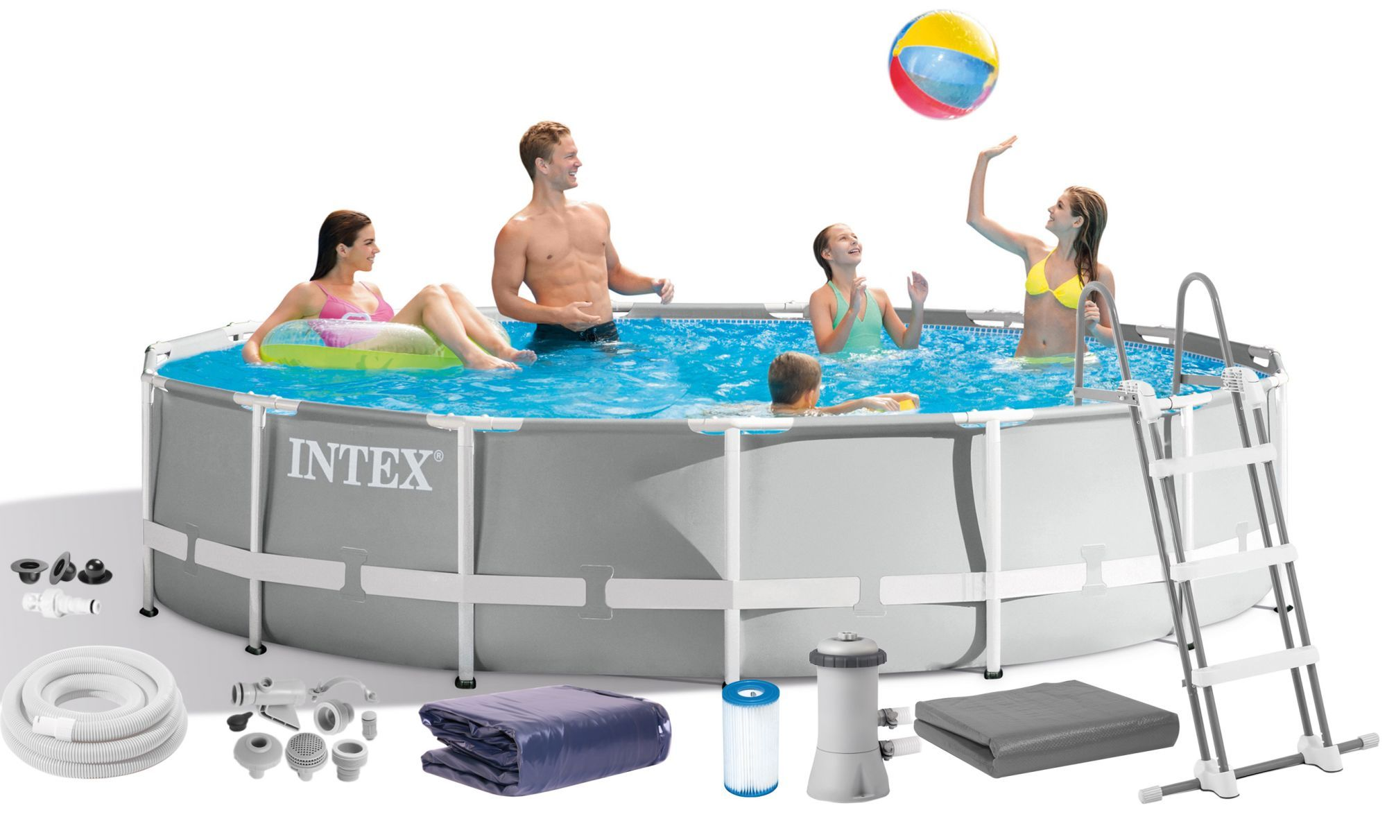 Rodzina w basenie naziemnym z akcesoriami i piłką.