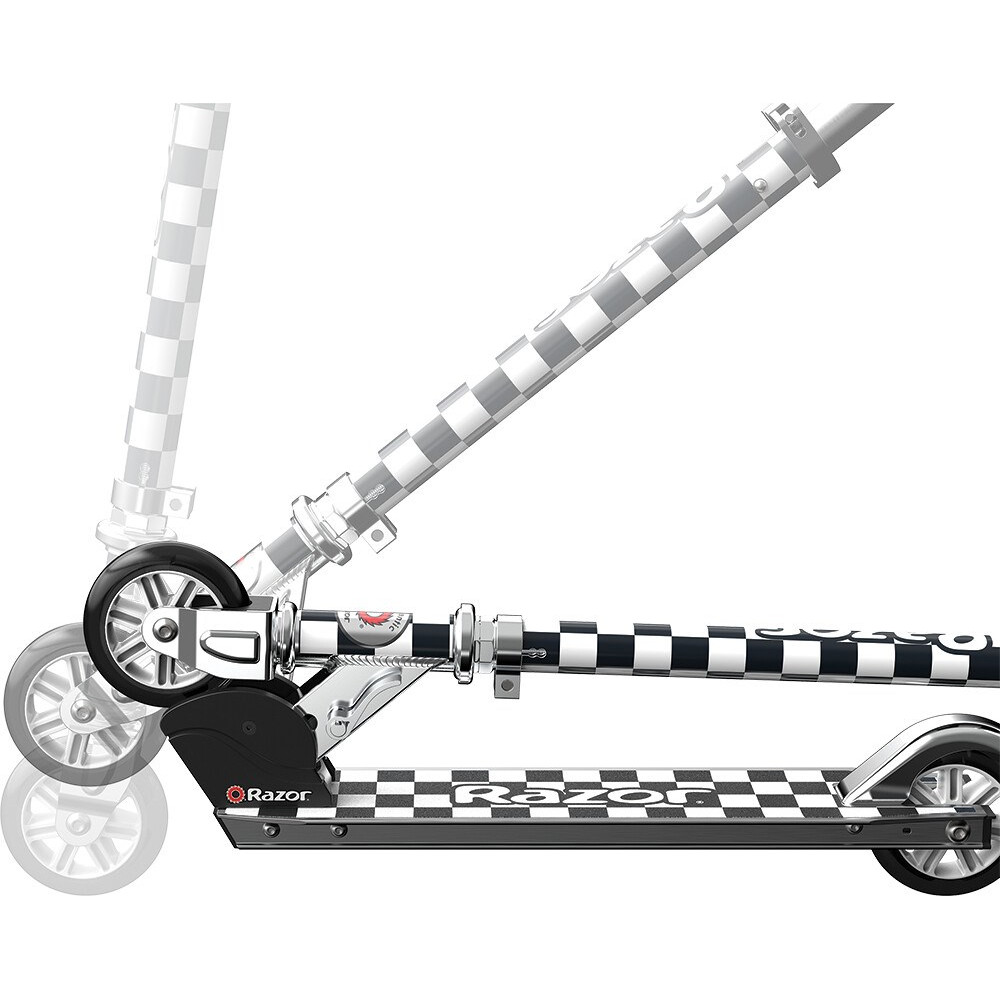 Hulajnoga z czarno-białą szachownicą na kierownicy i podestie.