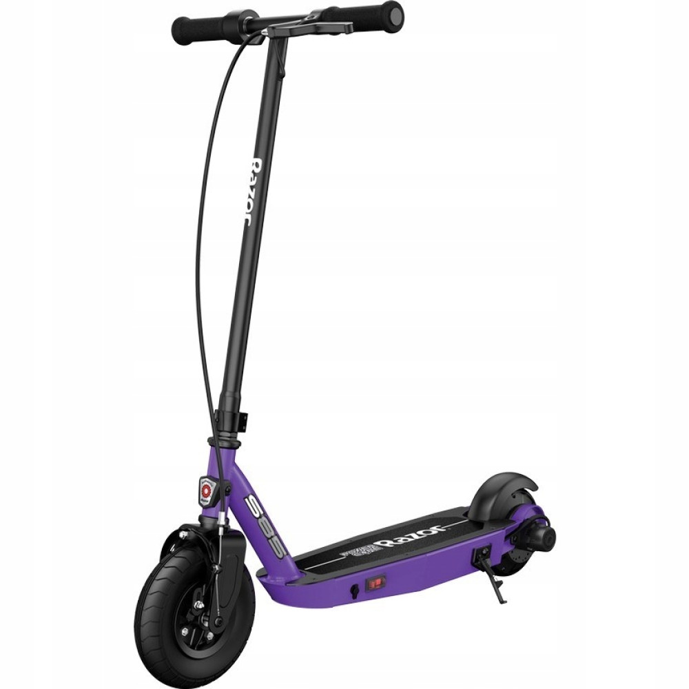 Fioletowa hulajnoga elektryczna Razor z czarną kierownicą i kołami, na białym tle.