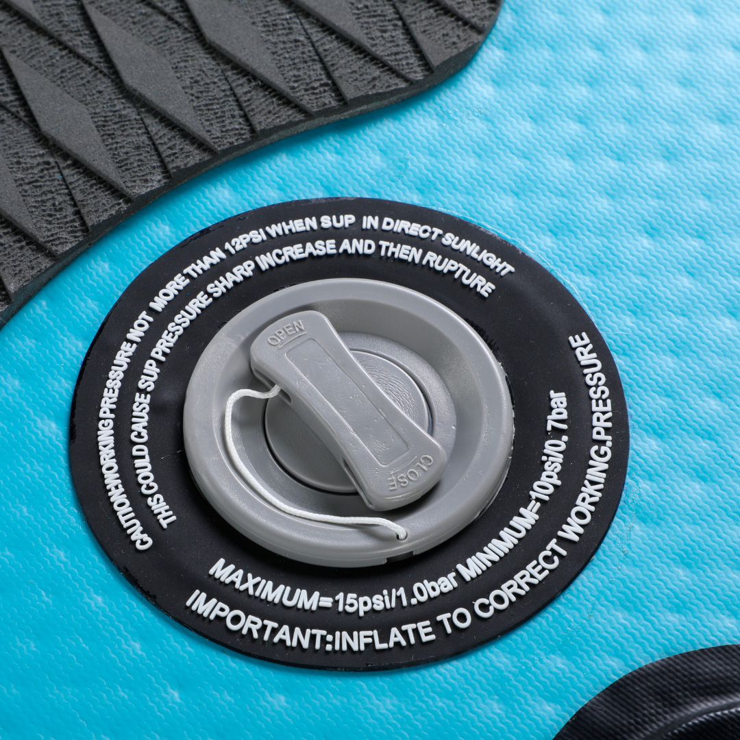 Primer plano de la válvula de una tabla inflable azul con instrucciones.