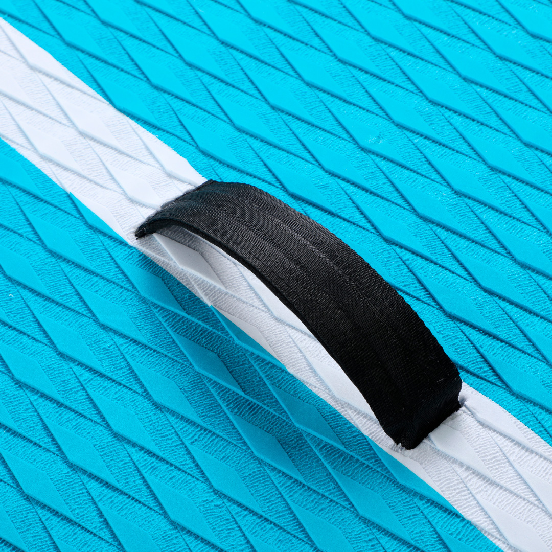 Primer plano de tabla de paddle surf azul con patrón de diamantes y asa negra.