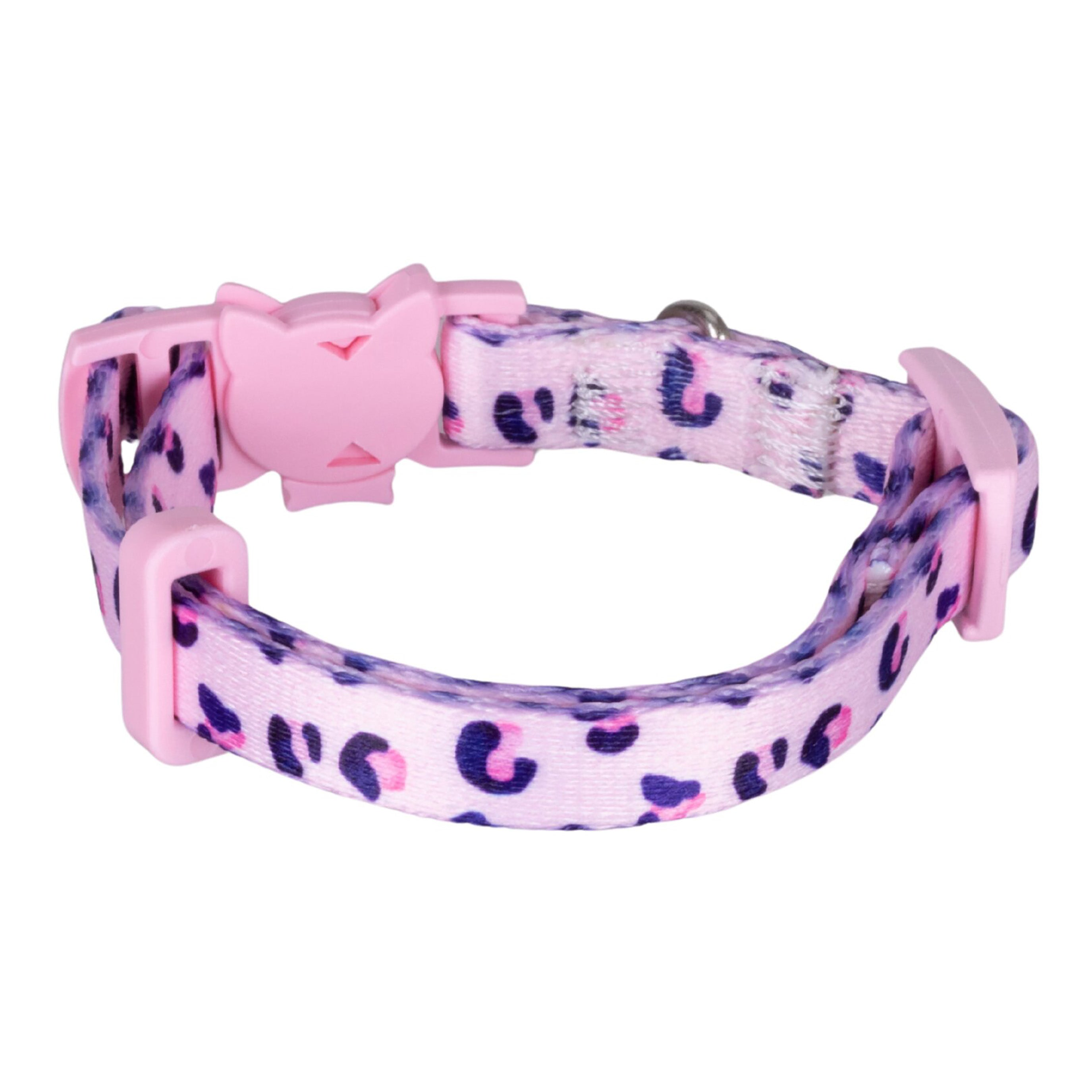 Mor ve pembe leopar desenli, kedi şeklinde tokalı pembe evcil hayvan tasması, beyaz bir arka plan üzerinde.