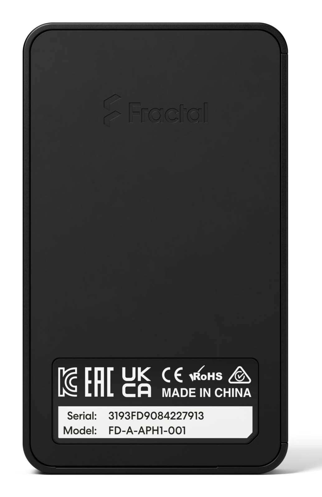 Custodia nera con logo Fractal, marchi EAC, UK, CE, RoHS e Made in China.