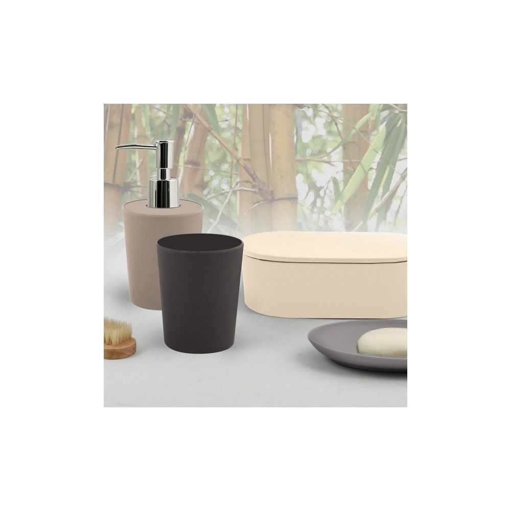 Badezimmer-Accessoires: Seifenspender, Becher, Seifenschale und Aufbewahrungsbox.