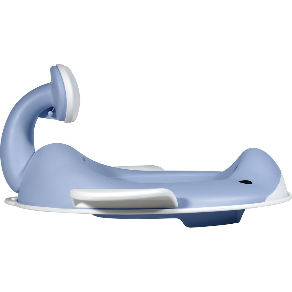 Ein blau-weißer Baby-Badewannensitz in Walform mit weißem Rand und Armlehnen.